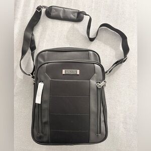 Kenneth Cole Reaction Black cross body / Messenger Bag brand new